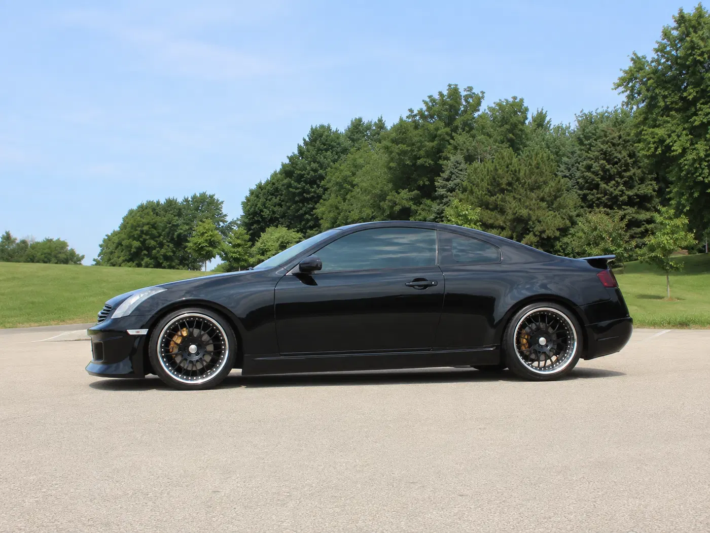 AI-generated view of a 2003 Infiniti G35 Sport Coupe with Iforged Senekas wheels