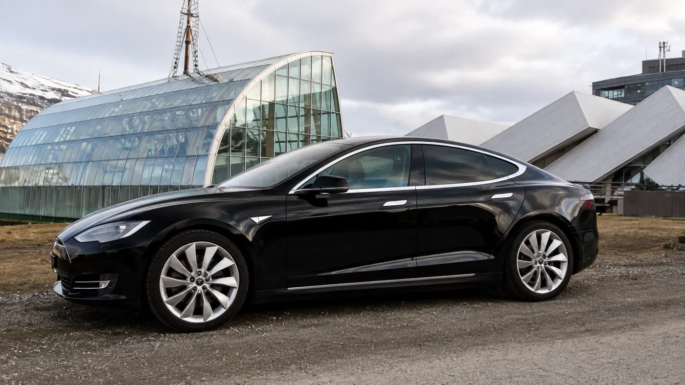 AI-generated view of a 2013 Tesla Model S with Rial Lugano wheels