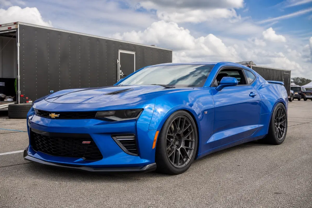 AI-generated view of a 2017 Chevrolet Camaro 2SS with APEX SM-10 wheels