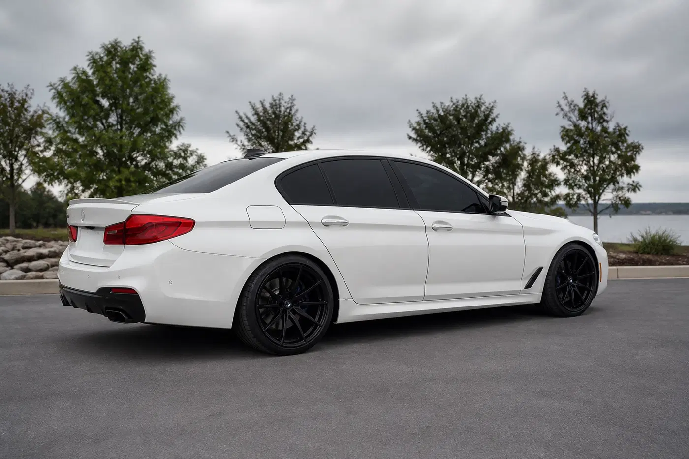AI-generated view of a 2018 BMW M550i with Vossen HF-3 wheels