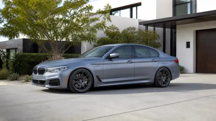 AI-generated view of a 2019 BMW 530e M Sport with 305Forged Wheels FT101 wheels