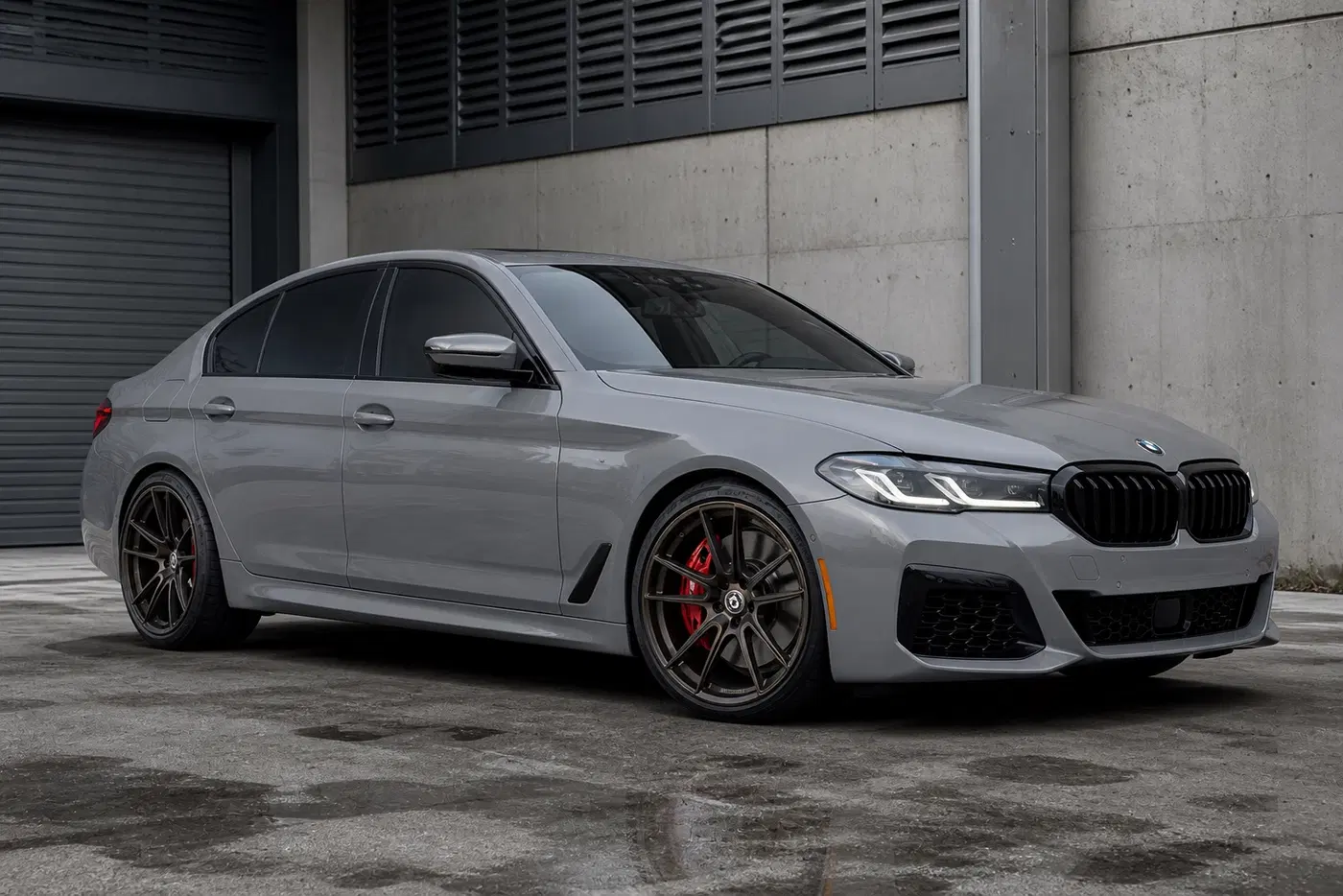 AI-generated view of a 2022 BMW 540i xDrive with HRE FF04 wheels
