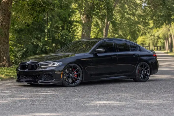 AI-generated view of a 2022 BMW M550i with Vossen HF-3 wheels