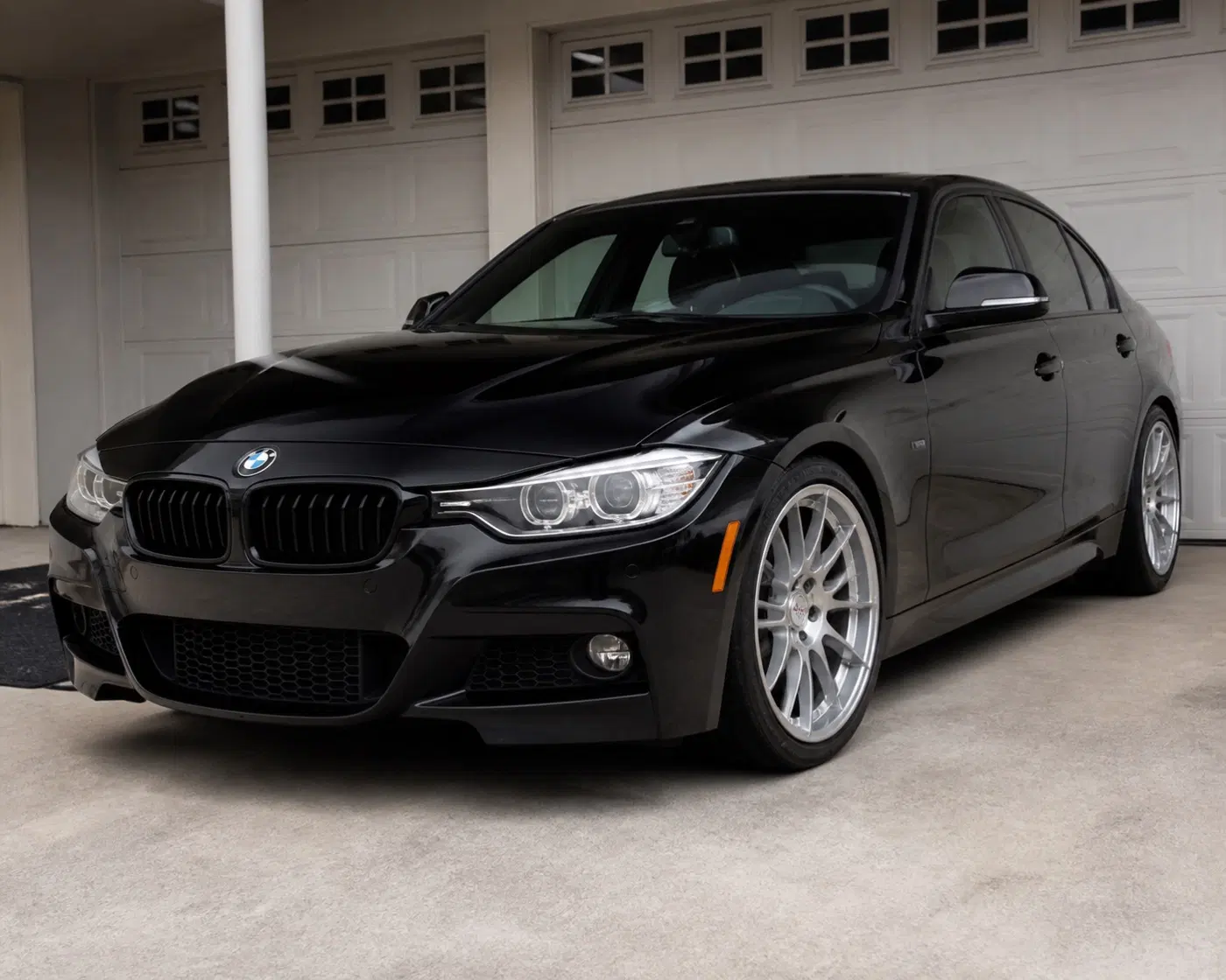AI-generated view of a 2014 BMW 335i xDrive M Sport with VMR V810 wheels