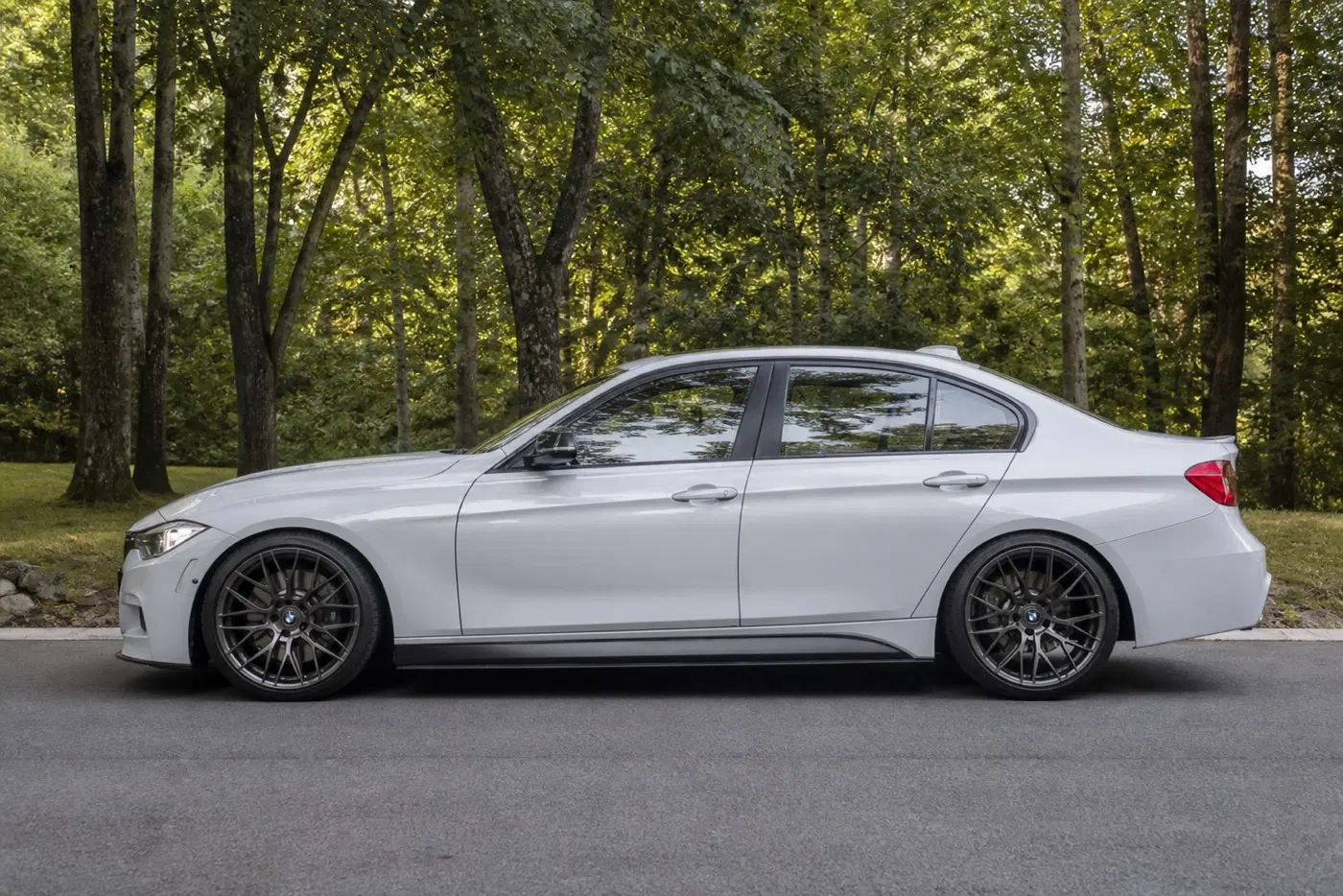 AI-generated view of a 2015 BMW 335i with Vorsteiner VFF-107 wheels