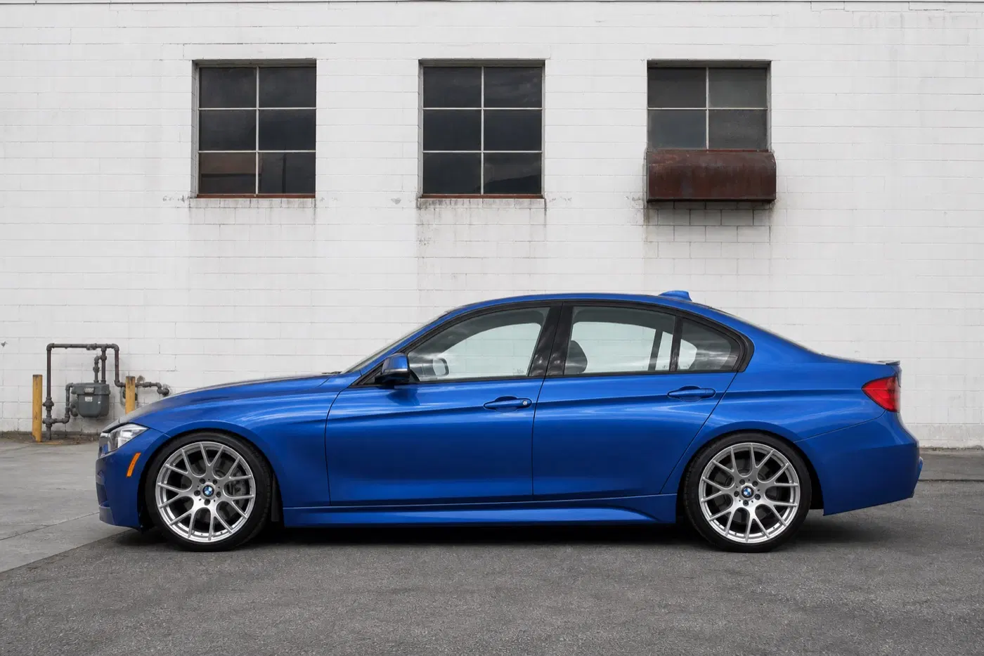 AI-generated view of a 2013 BMW 335i xDrive with VMR V810 wheels