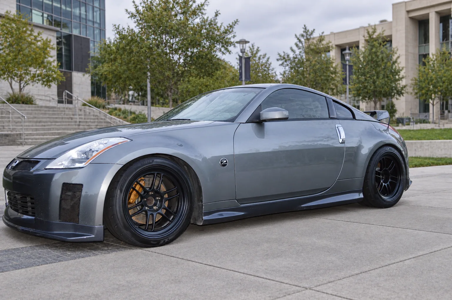 AI-generated view of a 2003 Nissan 350Z Track with Enkie RPF1 wheels